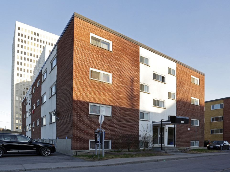 Dundas Apartments in Ottawa, ON - Building Photo