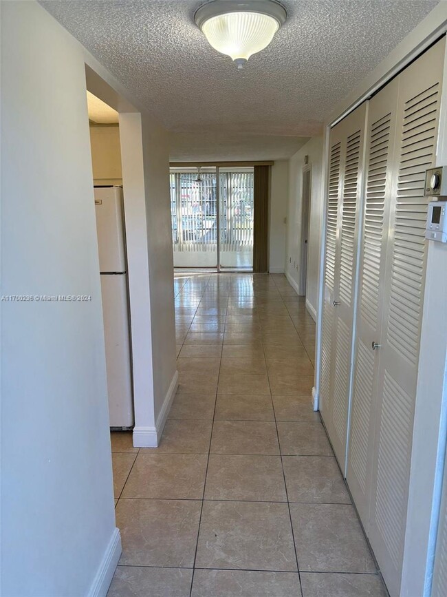 8390 Sands Point Blvd, Unit F109 in Tamarac, FL - Foto de edificio - Building Photo