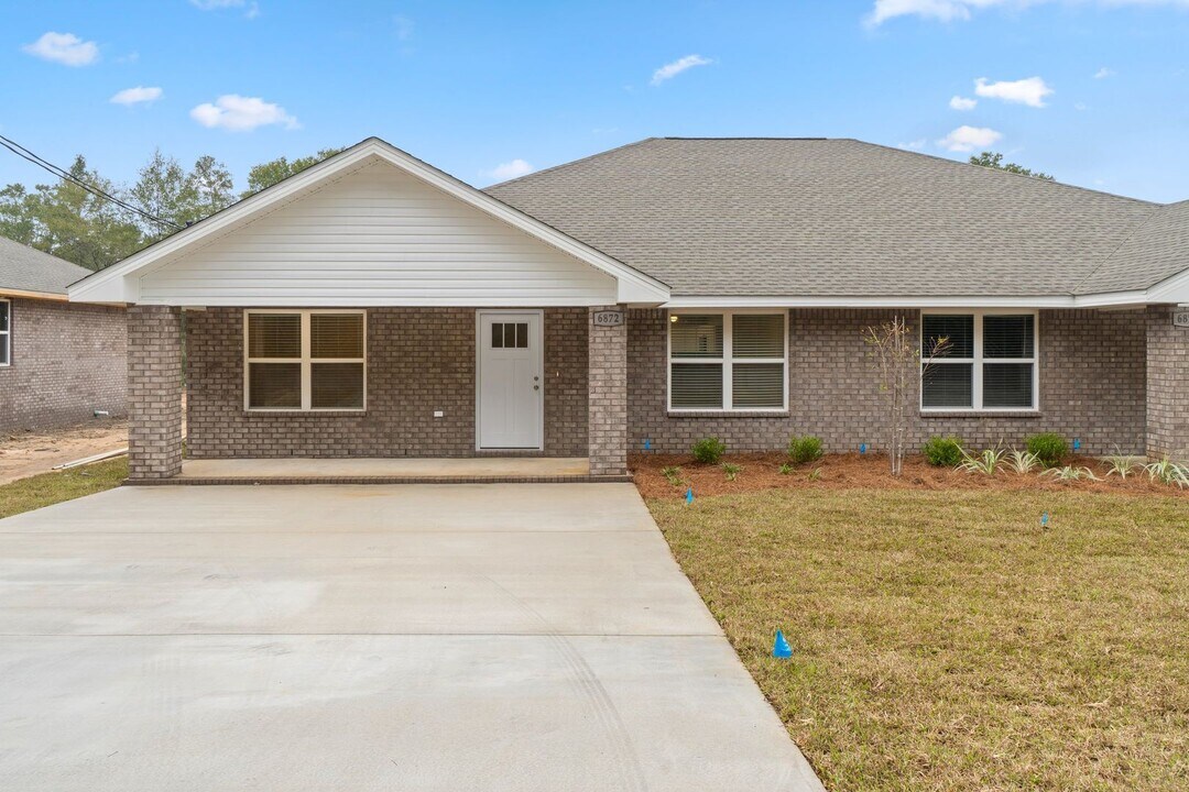 6878 Trailride N in Milton, FL - Building Photo