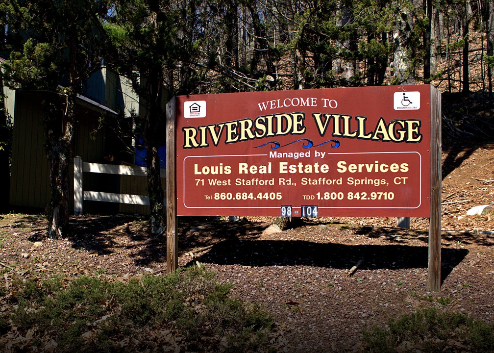 Riverside Village I & II in Stafford Springs, CT - Foto de edificio