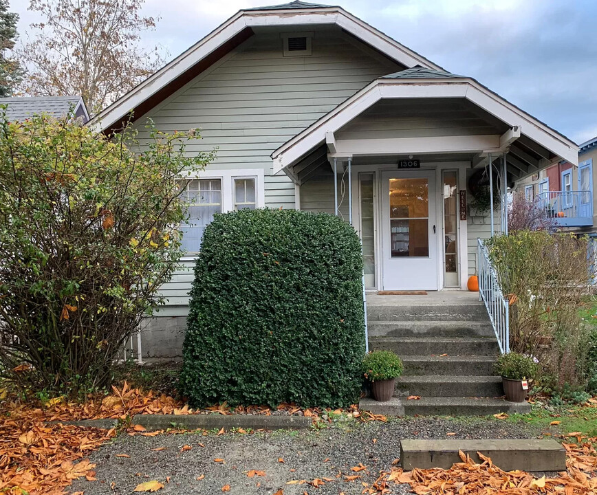 Purnell House in Bellingham, WA - Building Photo