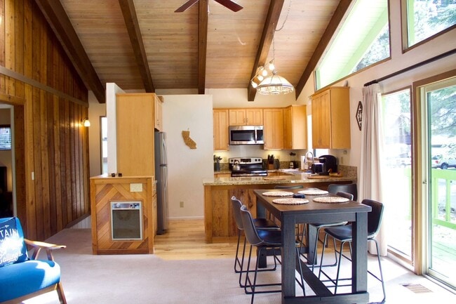 181 Crystal Ln in Mammoth Lakes, CA - Building Photo - Building Photo