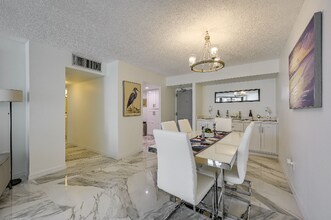 320 Seaview Ct in Marco Island, FL - Foto de edificio - Building Photo