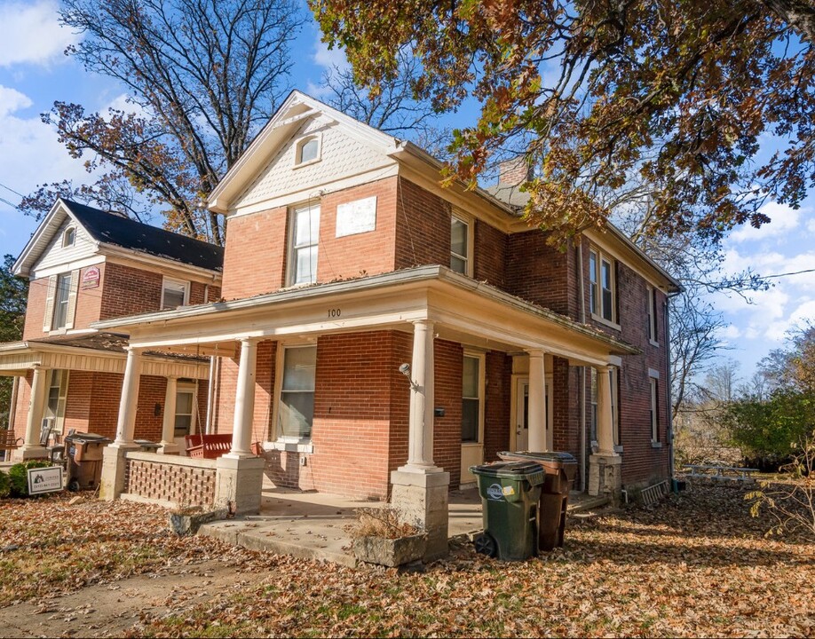 100 S Elm St in Oxford, OH - Building Photo