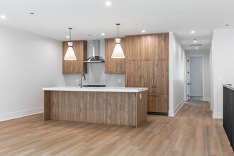 1610 W Grand Ave in Chicago, IL - Foto de edificio - Building Photo