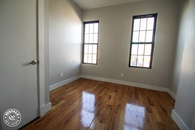 10-48 Wyckoff Ave, Unit 3 in Queens, NY - Building Photo - Building Photo