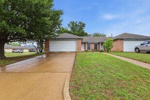 1502 Sharron Ct in Cleburne, TX - Building Photo