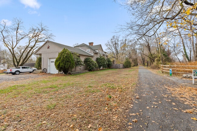 7 Old Philadelphia Pike, Unit 2nd Floor in Douglassville, PA - Foto de edificio - Building Photo