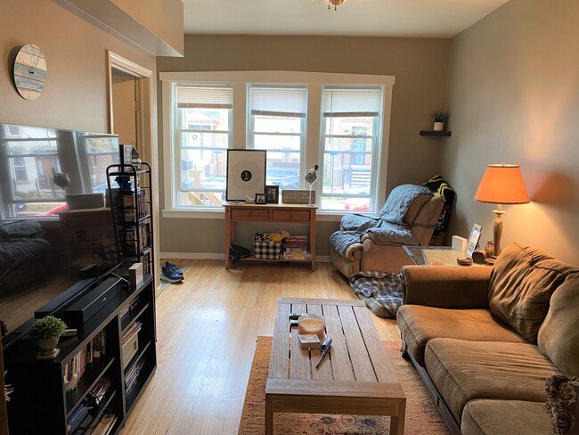 2157 W Fletcher St, Unit 1 in Chicago, IL - Building Photo - Building Photo