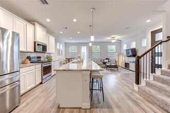 9834 Rugged Oaks Dr in Houston, TX - Building Photo - Building Photo