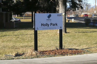 Holly Park Apartments in Commerce City, CO - Foto de edificio - Building Photo