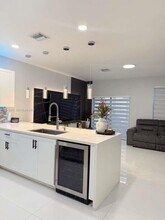 10598 West 33rd Ct in Hialeah, FL - Foto de edificio - Building Photo