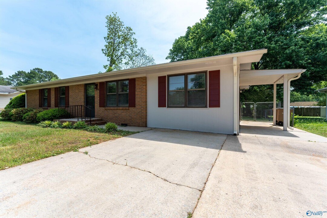 1018 5th Ave SW in Decatur, AL - Building Photo