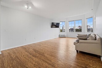 30 Freedom Way in Jersey City, NJ - Foto de edificio - Building Photo