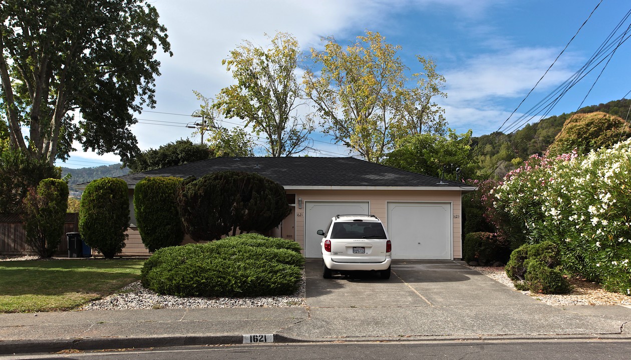 1623 Merritt Dr in Novato, CA - Foto de edificio