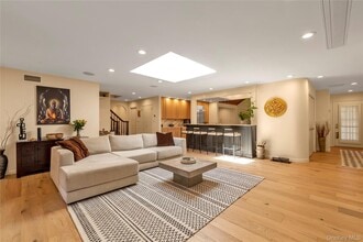 15 Parkway Dr in Roslyn Heights, NY - Building Photo - Building Photo