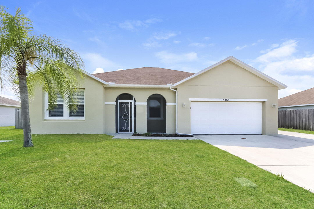 4364 SW Lagrange St in Port St. Lucie, FL - Foto de edificio