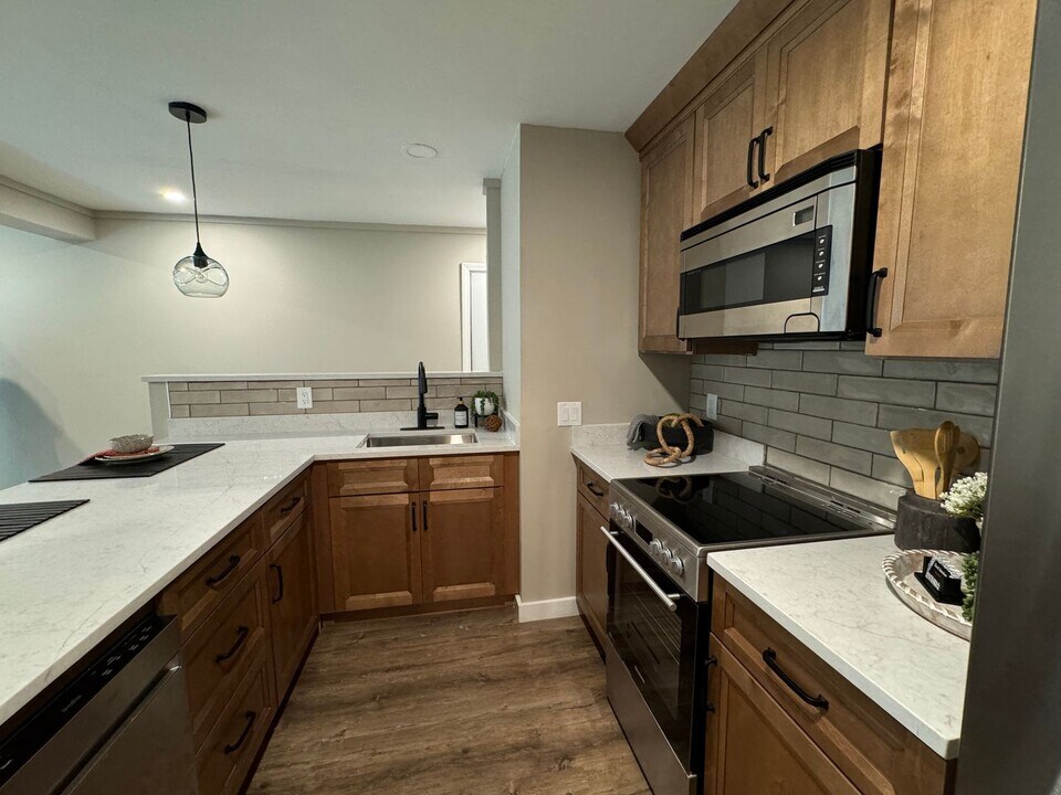 30 Wolf Rd in Lebanon, NH - Building Photo
