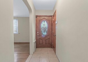 58-52-5208 208th St in Queens, NY - Foto de edificio - Building Photo