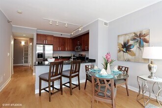 744 N Clark St in Chicago, IL - Building Photo - Building Photo