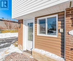 2346 Edwin Crescent in Ottawa, ON - Building Photo