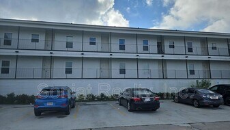 4504 Pontchartrain Dr in Slidell, LA - Building Photo