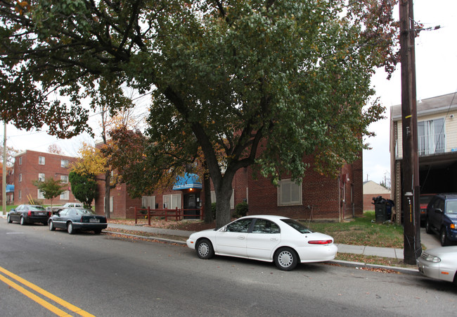 1112 Eastern Ave NE in Washington, DC - Foto de edificio - Building Photo