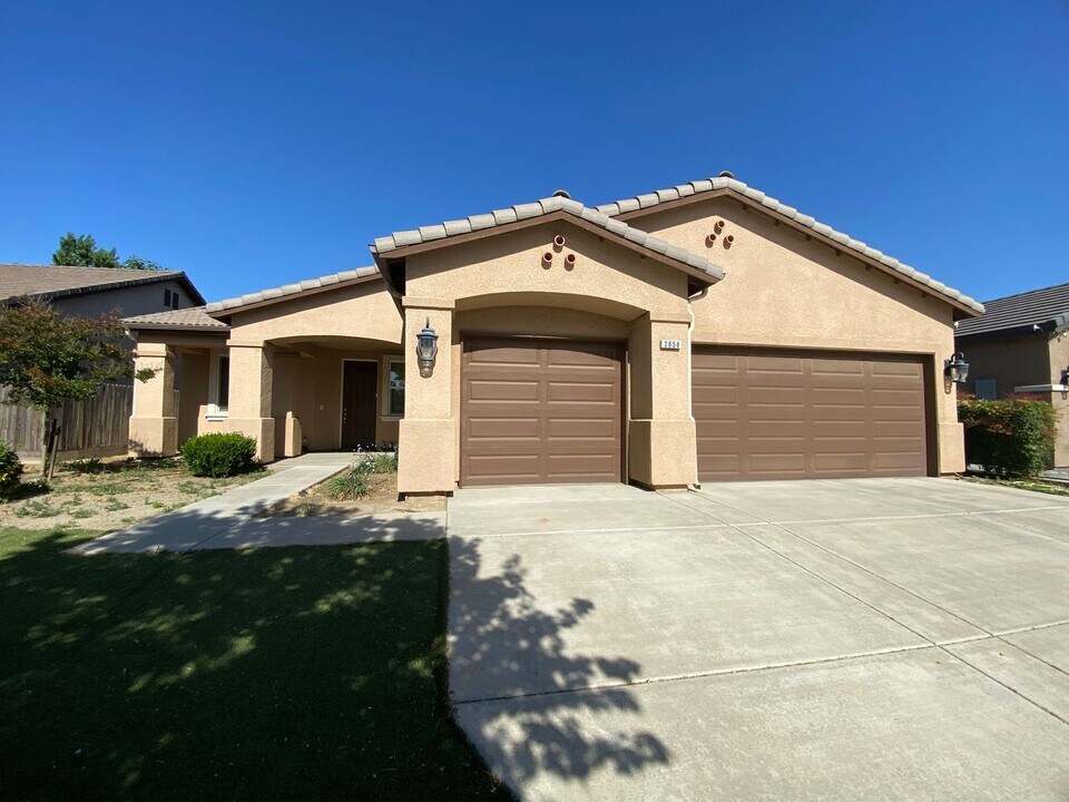 2858 S Edison St in Visalia, CA - Building Photo