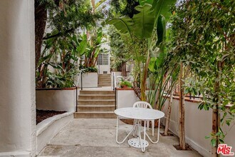 2401 Beachwood Dr in Los Angeles, CA - Foto de edificio - Building Photo