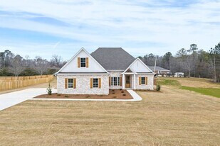 1785 Hanson St in Opelika, AL - Building Photo