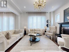 299 Mickleburgh Dr in Newmarket, ON - Building Photo - Building Photo
