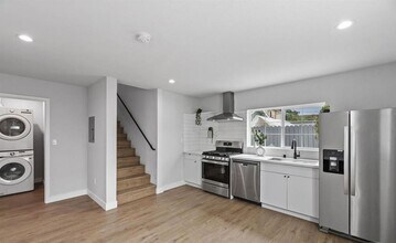 926 E 57th St in Los Angeles, CA - Building Photo - Building Photo