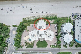 9051 Gulf Shore Dr in Naples, FL - Foto de edificio - Building Photo