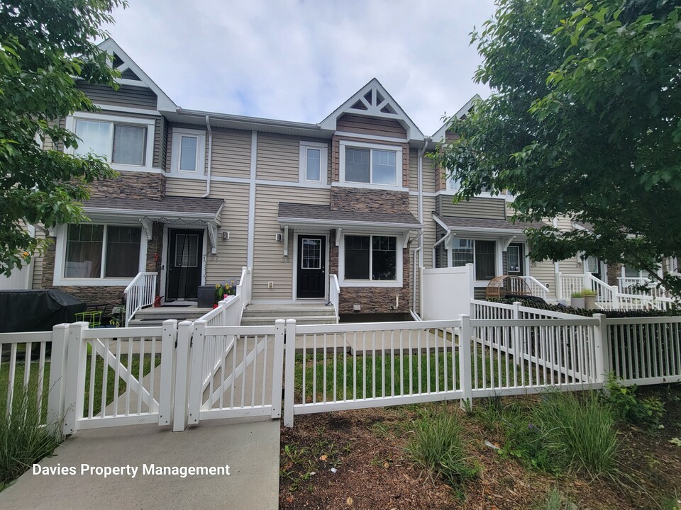 415 Clareview Rd NW in Edmonton, AB - Building Photo