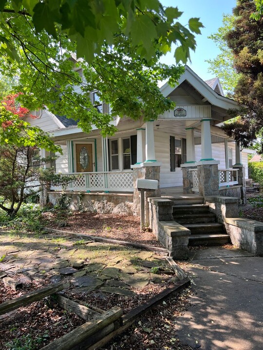 2557 W Walnut St in Springfield, MO - Building Photo