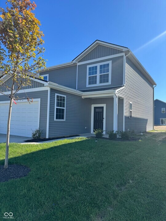 3907 Sterling Dr in Whitestown, IN - Building Photo