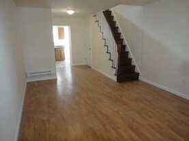 728 Watkins St in Philadelphia, PA - Building Photo