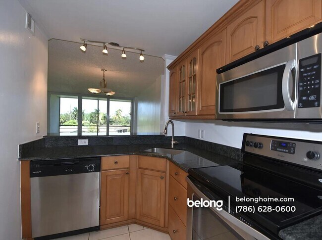 121 Royal Pk Dr, Unit 3A in Oakland Park, FL - Building Photo - Building Photo