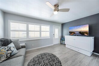 209 8th Ave S in Naples, FL - Foto de edificio - Building Photo