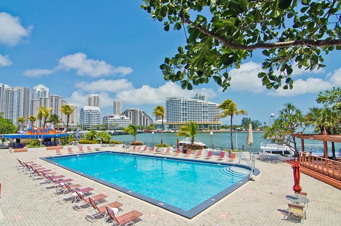 801 Brickell Bay Dr, Unit 1665 in Miami, FL - Foto de edificio