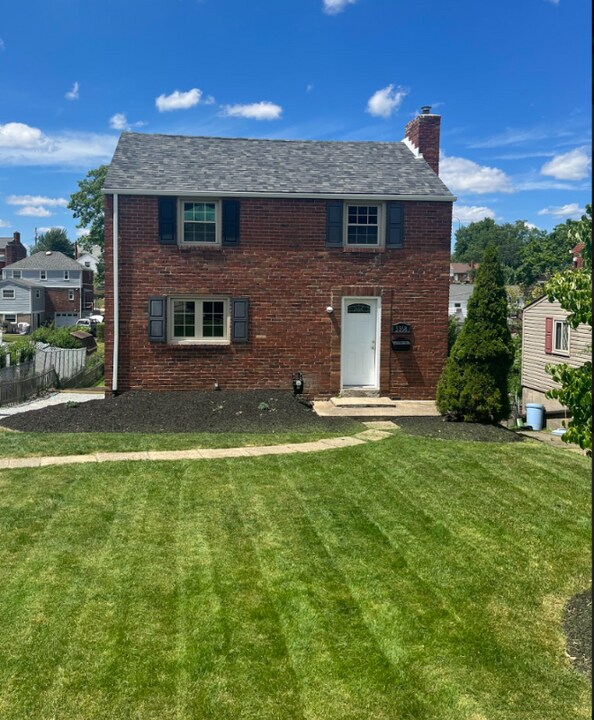 5368 Baptist Rd in Pittsburgh, PA - Building Photo