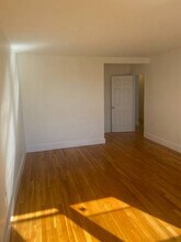 66-01 Burns St in Queens, NY - Foto de edificio - Building Photo