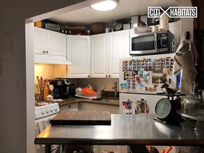 146 W 70th St-Unit -2R in New York, NY - Building Photo - Building Photo