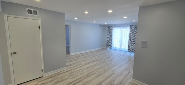 9475 Bay Colony Dr in Des Plaines, IL - Foto de edificio - Building Photo