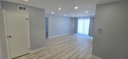 9475 Bay Colony Dr in Des Plaines, IL - Building Photo - Building Photo