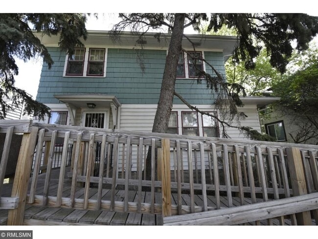 property at 1076 18th Ave SE