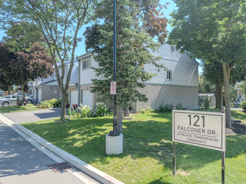 121 Falconer Dr in Mississauga, ON - Building Photo