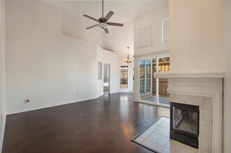 18143 Whispering Gables Ln in Dallas, TX - Foto de edificio - Building Photo