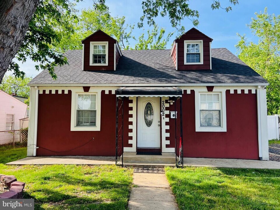2002 Sheridan St in Hyattsville, MD - Building Photo