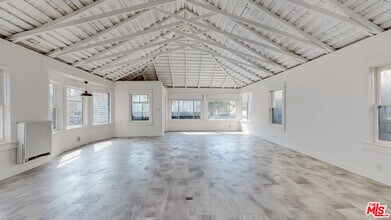2221 Neilson Way in Santa Monica, CA - Building Photo - Building Photo